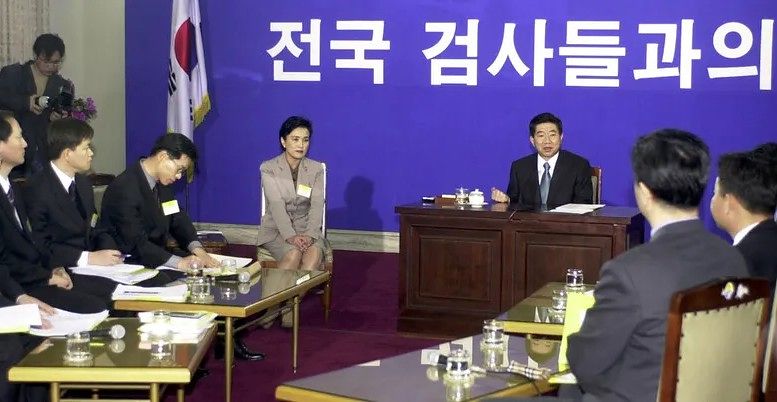 2003년 3월 9일 당시 노무현 대통령이 정부서울청사에서 전국 평검사 40명과 공개 토론을 하고 있다. 대통령 오른쪽은 강금실 법무부 장관. [청와대 사진기자단]