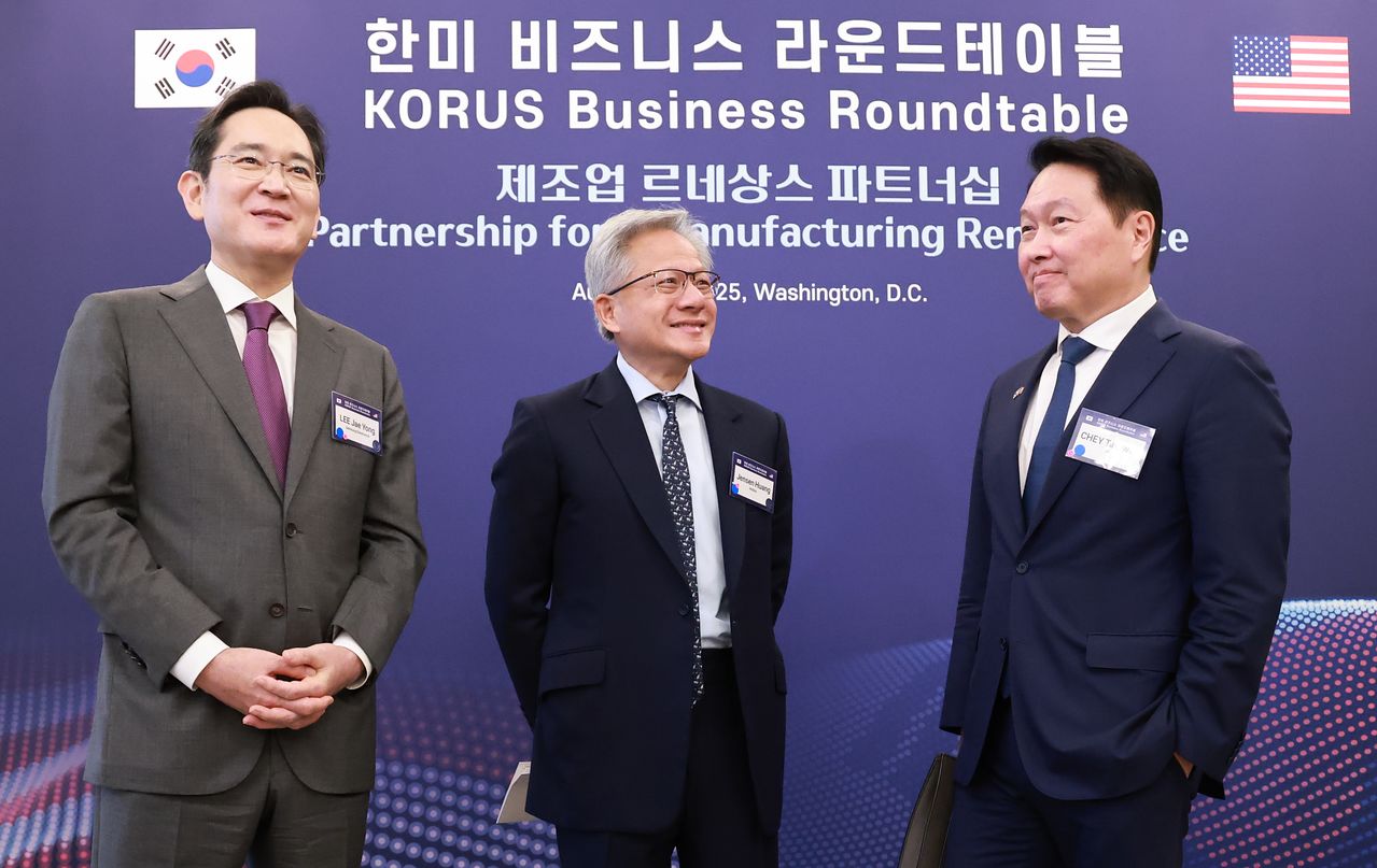 이재용 삼성전자 회장과 최태원 SK그룹 회장이 지난 25일(현지시간) 미국 워싱턴DC 윌라드 호텔에서 열린 한미 비즈니스 라운드 테이블 리셉션에서 젠슨 황 엔비디아 최고경영자(CEO)와 대화하고 있다. 연합뉴스.