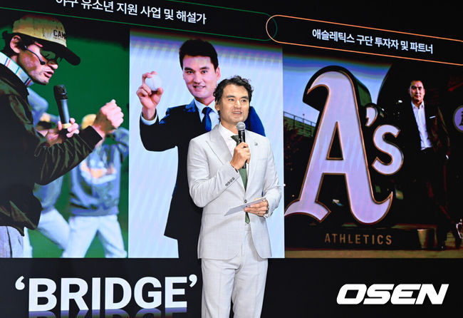 [OSEN=이대선 기자] 27일 서울 강남구 웨스틴 서울 파르나스에서 Team61-애슬레틱스(A's) 전략적 파트너십 미디어 컨퍼런스가 열렸다.박찬호를 중심으로 결성된 투자 컨소시엄 ’Team61’은 메이저리그 구단 라스베이거스 애슬레틱스와 전략적 파트너십을 체결하고 총 7,000만 달러 규모를 투자하기로 했다고 밝혔다. 현재까지 5,500만 달러의 투자가 완료됐으며 나머지 1,500만 달러는 메이저리그 승인을 거쳐 최종 투자될 예정이다.전 야구선수 박찬호가 프레젠테이션을 하고 있다. 2026.07.27 /sunday@osen.co.kr