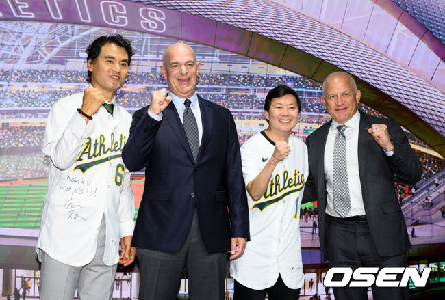 [OSEN=이대선 기자] 27일 서울 강남구 웨스틴 서울 파르나스에서 Team61-애슬레틱스(A's) 전략적 파트너십 미디어 컨퍼런스가 열렸다.박찬호를 중심으로 결성된 투자 컨소시엄 ’Team61’은 메이저리그 구단 라스베이거스 애슬레틱스와 전략적 파트너십을 체결하고 총 7,000만 달러 규모를 투자하기로 했다고 밝혔다. 현재까지 5,500만 달러의 투자가 완료됐으며 나머지 1,500만 달러는 메이저리그 승인을 거쳐 최종 투자될 예정이다.전 야구선수 박찬호, 존 피셔 구단주, 배우 켄 정, 마크 바데인 CEO가 포토타임을 가지고 있다. 2026.07.27 /sunday@osen.co.kr