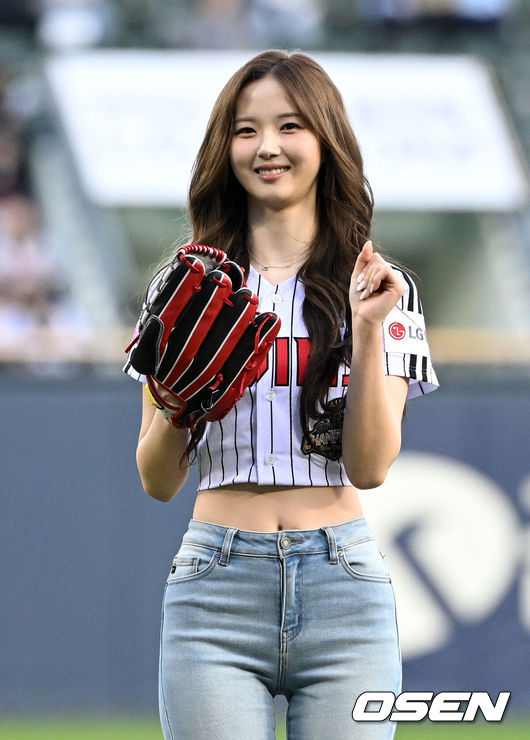 [OSEN=잠실, 이대선 기자] 프로야구LG 트윈스가 롯데 자이언츠를 꺾고 위닝에 성공했다.LG는 16일 서울 잠실구장에서 열린 2026 KBO리그 롯데와 경기에서 7-4로 승리했다. LG는 선발 타자 전원 출루 기록을 세웠고, 문성주가 결승타 포함 4타수 2안타 2타점으로 활약했다.경기에 앞서 그룹 트리플에스 지우가 시구를 하고 있다. 2026.04.16 /sunday@osen.co.kr