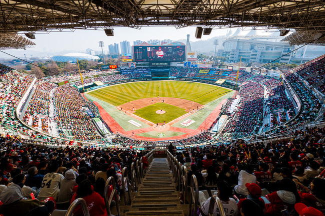 [OSEN=인천, 민경훈 기자] 28일 인천 SSG랜더스필드에서 ‘2026 신한 SOL KBO리그’ SSG 랜더스와 KIA 타이거즈의 개막전이 열렸다.SSG는 지난시즌 인천 연고 구단 최초 3년 연속 100만 관중을 기록했으며, 최종 누적 관중 1,281,093명으로 구단 역대 최다 기록을 세웠다. 이어 2026시즌도 개막전 매진으로 흥행에 대한 기대감을 높이고 있다.만원 관중들이 열띤 응원을 펼치고 있다. 2026.03.28/ rumi@osen.co.kr
