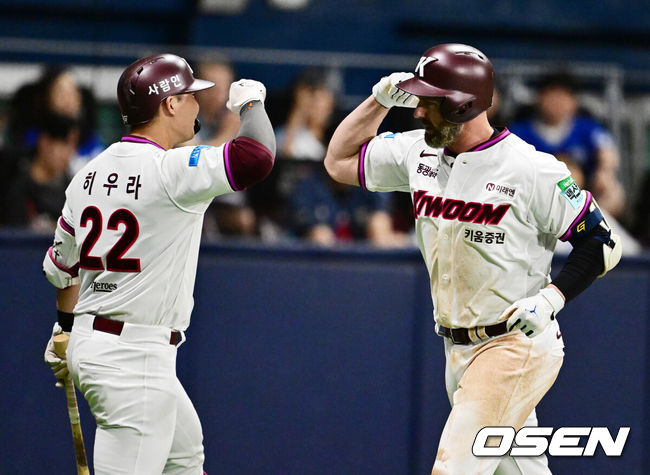 [OSEN=지형준 기자] 23일 오후 서울 고척스카이돔에서 2026 신한 SOL KBO리그 키움 히어로즈와 삼성 라이온즈의 경기가 열렸다.이날 키움은 하영민, 삼성은 양창섭을 선발로 내세웠다.8회말 무사에서 키움 데이비슨이 동점 좌월 솔로포를 날리고 히우라와 기뻐하고 있다. 2026.07.23 / jpnews@osen.co.kr