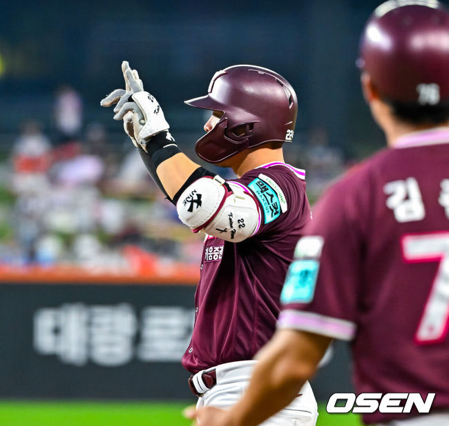 [OSEN=대전, 민경훈 기자] 17일 대전 한화생명 볼파크에서 2026 신한 SOL KBO리그 한화 이글스와 키움 히어로즈의 경기가 열렸다.이날 한화는 왕옌청, 키움은 하영민이 선발로 나섰다.5회초 1사 주자 2루 키움 히우라 투수 맞는 1타점 적시타를 때린 후 1루에서 기뻐하고 있다. 2026.07.17 / rumi@osen.co.kr
