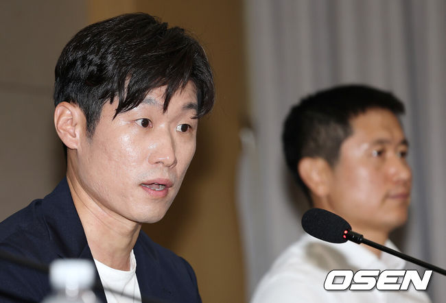 [OSEN=이대선 기자] 6일 오후 서울 올림픽파크텔에서 K-축구 혁신위원회 출범식이 열렸다.최휘영 문체부 장관과 박지성 FIFA 위원이 공동위원장을 맡고 축구·체육계 인사들이 참여하는 혁신위원회는 한국 축구의 구조적 문제를 진단하고 거버넌스 개선, 유소년 육성, 첨단 기술 도입 등 중장기 발전 방안을 마련할 계획이다.박지성 공동위원장, 이영표 해설위원이 참석하고 있다. 2026.07.06 /sunday@osen.co.kr