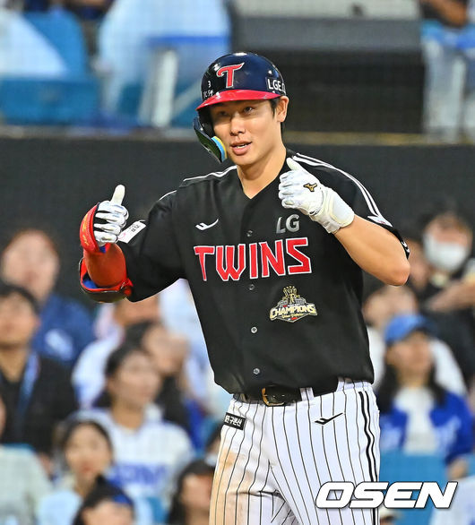 [OSEN=대구, 이석우 기자] 8일 대구삼성라이온즈파크에서 2026 신한 SOL KBO 리그 삼성 라이온즈와 LG 트윈스의 경기가 열렸다. 홈팀 삼성은 오러클린이, 방문팀 LG는 임찬규가 선발 출전했다. LG 트윈스 홍창기가 4회초 2사 1,3루 중견수 오른쪽 2타점 3루타를 치고 세리머니를 하고 있다. 2026.07.08 / foto0307@osen.co.kr