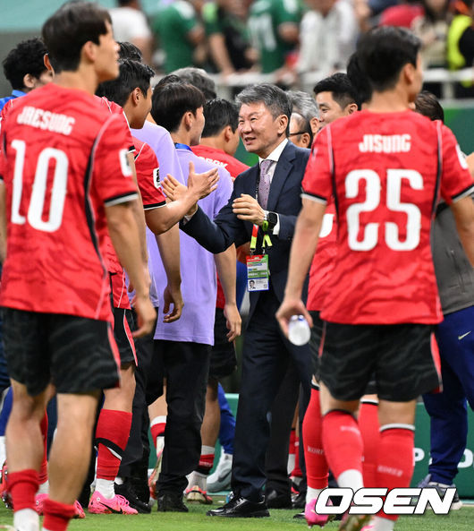 [OSEN=과달라하라(멕시코), 이대선 기자] 교체 카드가 그대로 적중했다. '슈퍼 조커'로 나선 오현규(25, 베식타스)가 짜릿한 역전골을 터트리며 포효했다.홍명보 감독이 이끄는 대한민국 축구대표팀은 12일(한국시간) 멕시코 과달라하라의 에스타디오 과달라하라에서 열린 2026 국제축구연맹(FIFA) 북중미 월드컵 A조 1차전에서 체코를 상대로 2-1 역전승을 거뒀다. 남아프리카공화국을 2-0으로 제압한 개최국 멕시코에 이은 조2위다.경기 종료 후 정몽규 대한축구협회 회장이 선수단과 승리의 기쁨을 나누고 있다. 2026.06.12 /sunday@osen.co.kr
