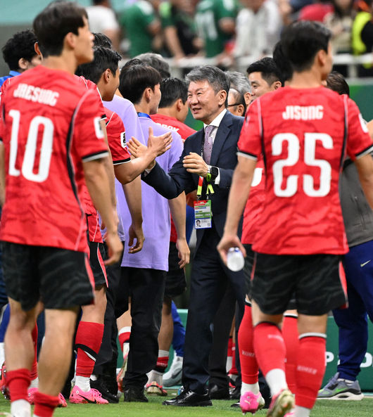 [OSEN=과달라하라(멕시코), 이대선 기자] 교체 카드가 그대로 적중했다. '슈퍼 조커'로 나선 오현규(25, 베식타스)가 짜릿한 역전골을 터트리며 포효했다.홍명보 감독이 이끄는 대한민국 축구대표팀은 12일(한국시간) 멕시코 과달라하라의 에스타디오 과달라하라에서 열린 2026 국제축구연맹(FIFA) 북중미 월드컵 A조 1차전에서 체코를 상대로 2-1 역전승을 거뒀다. 남아프리카공화국을 2-0으로 제압한 개최국 멕시코에 이은 조2위다.경기 종료 후 정몽규 대한축구협회 회장이 선수단과 승리의 기쁨을 나누고 있다. 2026.06.12 /sunday@osen.co.kr