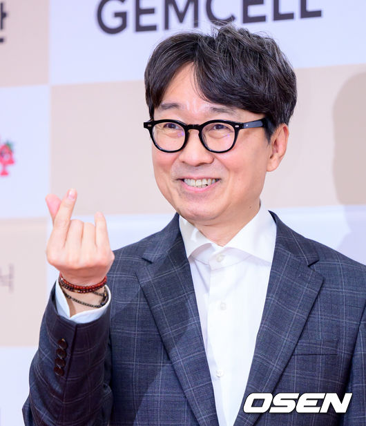 [OSEN=지형준 기자] 제46회 황금촬영상 시상식이 8일 오후 서울 논현동 건설회관 CG아트홀에서 열렸다.황금촬영상은 1977년부터 (사)한국영화촬영감독협회에서 직접 진행하고, 집행하며, 운영을 하는 영화제이다.황금촬영상 감독상을 수상한 장항준 감독이 포토타임을 하고 있다. 2026.06.08/ jpnews@osen.co.kr
