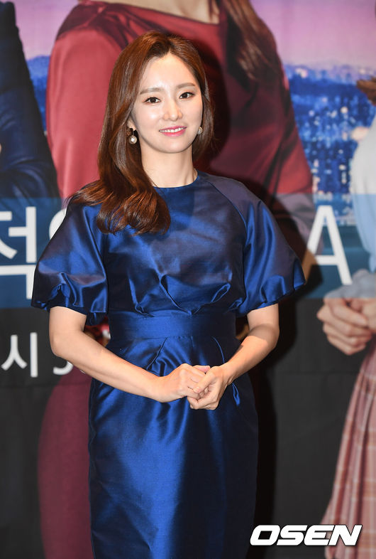 [OSEN=곽영래 기자] 20일 오후 서울 마포구 상암동 스텐포드호텔에서 '뉴스A' 개편 기자간담회가 진행됐다.조수빈 아나운서가 포토타임을 갖고 있다./youngrae@osen.co.kr