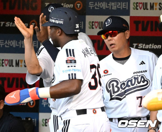 [OSEN=잠실, 이대선 기자] 26일 서울 잠실야구장에서 2026 신한 SOL KBO리그 두산 베어스와 삼성 라이온즈의 경기가 열렸다.이날 두산은 곽빈, 삼성은 오스틴 보스를 선발로 내세웠다.4회말 2사 3루에서 삼성 보스가 두산 양의지의 적시타 때 홈을 밟은 세베리노가 더그아웃에서 김원형 감독과 환호하고 있다. 2026.07.26 /sunday@osen.co.kr