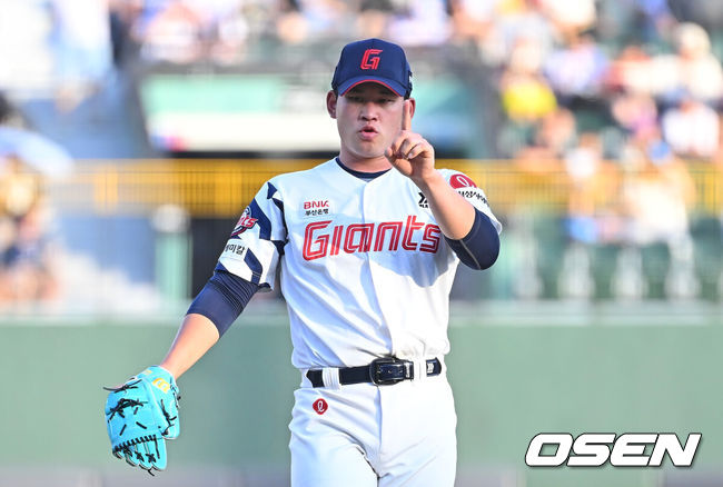 [OSEN=부산, 이석우 기자] 25일 부산 사직야구장에서 2026 신한 SOL KBO 리그 롯데 자이언츠와 KT 위즈의 경기가 열렸다. 홈팀 롯데는 김진욱이, 방문팀 KT는 소형준이 선발 출전했다.롯데 자이언츠 선발 투수 김진욱이 사인을 보내고 있다. 2026.07.25 / foto0307@osen.co.kr