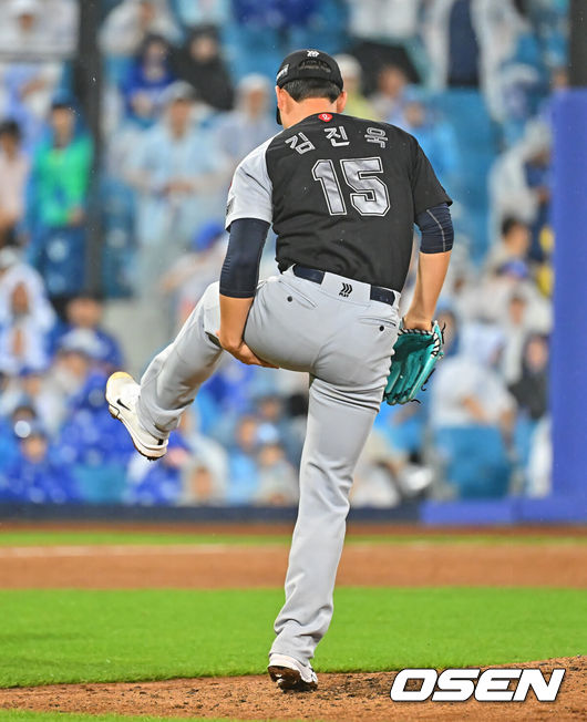 [OSEN=대구, 이석우 기자] 19일 대구삼성라이온즈파크에서 2026 신한 SOL KBO 리그 삼성 라이온즈와 롯데 자이언츠의 경기가 열렸다. 홈팀 삼성은 원태인이, 방문팀 롯데는 김진욱이 선발 출전했다. 롯데 자이언츠 김진욱이 6회말 투구 도중 왼쪽 허벅지 통증을 호소하고 있다. 2026.07.19 / foto0307@osen.co.kr