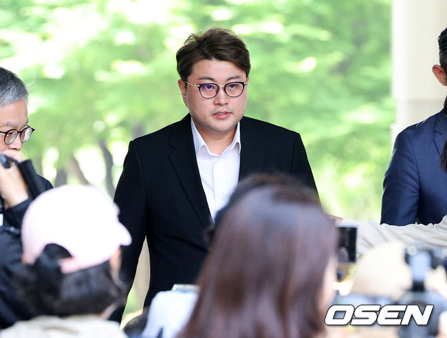 [OSEN=민경훈 기자] '음주 뺑소니' 혐의로 구속영장이 청구된 가수 김호중이24일 서울중앙지법에서 구속 전 피의자 심문(영장실질심사)을 가졌다.검찰은 전날 경찰의 신청에 따라 김호중에 대해 특정범죄가중처벌법상 위험운전치상, 도주치상 등 혐의로 구속영장을 청구했다. 그의 소속사 대표와 전 본부장에 대해서도 구속영장이 청구됐다.가수 김호중이 출석하고 있다. 2024.05.24 /rumi@osen.co.kr