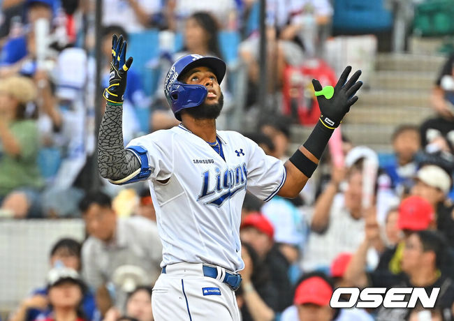 [OSEN=대구, 이석우 기자] 28일 대구삼성라이온즈파크에서 2026 신한 SOL KBO 리그 삼성 라이온즈와 KIA 타이거즈의 경기가 열렸다. 홈팀 삼성은 최원태가, 방문팀 KIA는 올러가 선발 출전했다. 삼성 라이온즈 디아즈가 1회말 1사 2,3루 중견수 앞 1타점 안타를 치고 세리머니를 하고 있다. 2026.07.28 / foto0307@osen.co.kr
