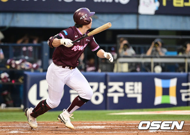 [OSEN=잠실, 조은정 기자]28일 서울 잠실야구장에서 2026 신한 SOL KBO리그 LG 트윈스와 키움 히어로즈의 경기가 열렸다.이날 LG는 톨허스트, 키움은 전준표를 선발로 내세웠다.3회초 2사 2루에서 키움 서건창이 선제 1타점 2루타를 날리고 있다. 2026.07.28 /cej@osen.co.kr