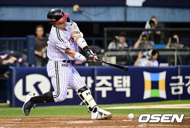 [OSEN=잠실, 조은정 기자]28일 서울 잠실야구장에서 2026 신한 SOL KBO리그 LG 트윈스와 키움 히어로즈의 경기가 열렸다.이날 LG는 톨허스트, 키움은 전준표를 선발로 내세웠다.4회말 1사 만루에서 LG 박동원이 역전 2타점 적시타를 날리고 있다. 2026.07.28 /cej@osen.co.kr