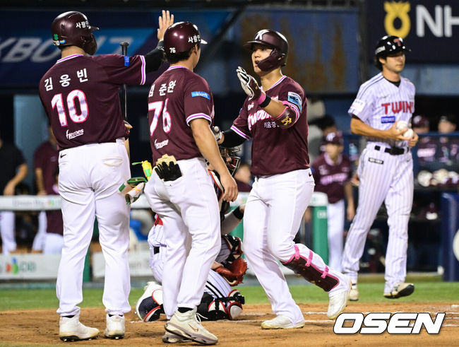 [OSEN=잠실, 조은정 기자]28일 서울 잠실야구장에서 2026 신한 SOL KBO리그 LG 트윈스와 키움 히어로즈의 경기가 열렸다.이날 LG는 톨허스트, 키움은 전준표를 선발로 내세웠다.7회초 1사 1루에서 키움 박찬혁이 동점 투런 홈런을 날린 뒤 베이스를 돌고 있다. 2026.07.28 /cej@osen.co.kr