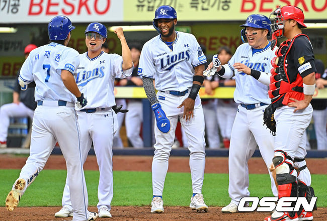 [OSEN=대구, 이석우 기자] 28일 대구삼성라이온즈파크에서 2026 신한 SOL KBO 리그 삼성 라이온즈와 KIA 타이거즈의 경기가 열렸다. 홈팀 삼성은 최원태가, 방문팀 KIA는 올러가 선발 출전했다. 삼성 라이온즈 이재현이 1회말 1사 1,3루 좌월 3점 홈런을 치고 축하를 받고 있다. 2026.07.28 / foto0307@osen.co.kr