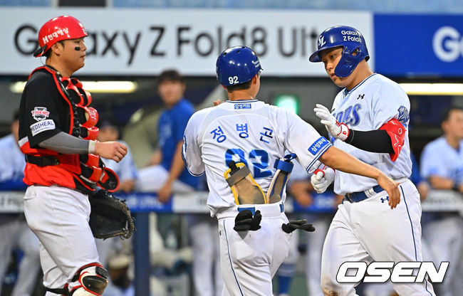 [OSEN=대구, 이석우 기자] 28일 대구삼성라이온즈파크에서 2026 신한 SOL KBO 리그 삼성 라이온즈와 KIA 타이거즈의 경기가 열렸다. 홈팀 삼성은 최원태가, 방문팀 KIA는 올러가 선발 출전했다. 삼성 라이온즈 김도환이 3회말 좌월 솔로 홈런을 치고 하이파이브를 하고 있다. 2026.07.28 / foto0307@osen.co.kr