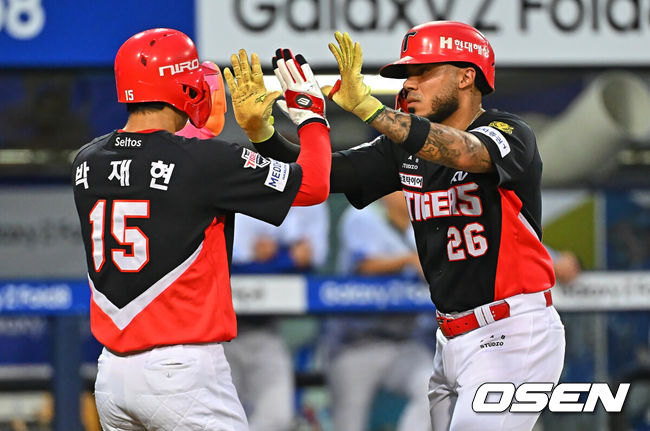 [OSEN=대구, 이석우 기자] 28일 대구삼성라이온즈파크에서 2026 신한 SOL KBO 리그 삼성 라이온즈와 KIA 타이거즈의 경기가 열렸다. 홈팀 삼성은 최원태가, 방문팀 KIA는 올러가 선발 출전했다. KIA 타이거즈 카스트로가 4회초 무사 1루 우월 2점 홈런을 치고 하이파이브를 하고 있다. 2026.07.28 / foto0307@osen.co.kr