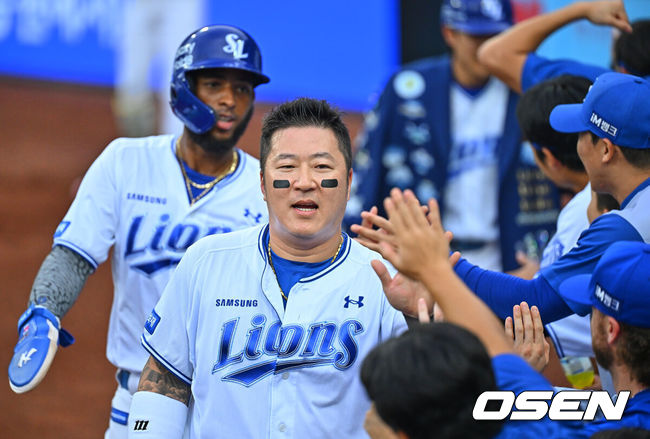 [OSEN=대구, 이석우 기자] 28일 대구삼성라이온즈파크에서 2026 신한 SOL KBO 리그 삼성 라이온즈와 KIA 타이거즈의 경기가 열렸다. 홈팀 삼성은 최원태가, 방문팀 KIA는 올러가 선발 출전했다. 삼성 라이온즈 최형우와 디아즈가 1회말 1사 1,3루 이재현의 좌월 3점 홈런때 득점을 올리고 하이파이브를 하고 있다. 2026.07.28 / foto0307@osen.co.kr