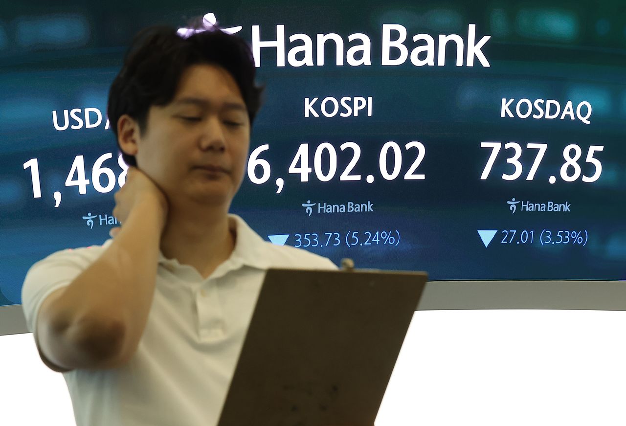 28일 서울 중구 하나은행 본점 딜링룸 전광판에 원·달러 환율, 코스피, 코스닥이 표시돼 있다. 연합뉴스