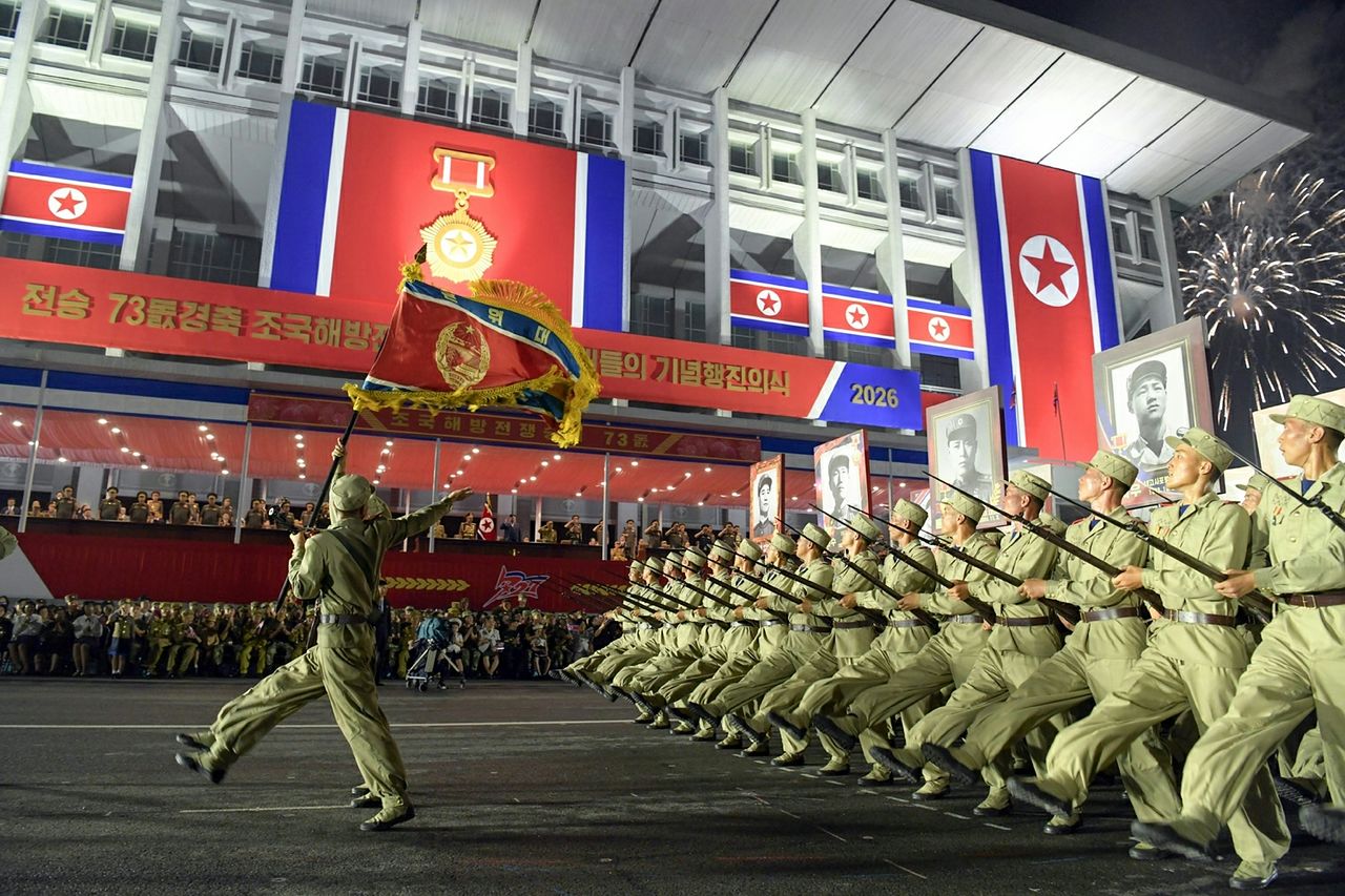 북한 노동당 기관지 노동신문은 '전승절'(한국전쟁 정전협정체결일) 73주년을 맞아 조국해방전쟁(한국전쟁) 시기 상징종대들의 기념행진의식이 27일 저녁 수도 평양의 평양체육관광장에서 진행됐다고 보도했다.뉴스1