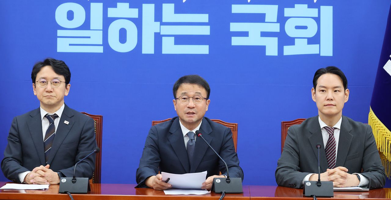 한병도 더불어민주당 대표 직무대행 겸 원내대표가 28일 서울 여의도 국회에서 열린 원내대책회의에서 발언하고 있다. 뉴스1