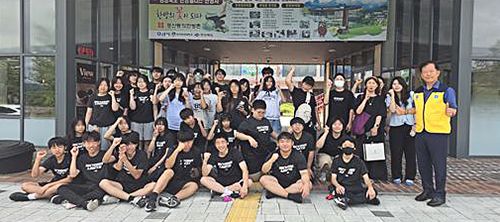 경산 용성중학교 학생들이 한방웰니스 여름캠프를 마치고 기념촬영을 하고 있다.