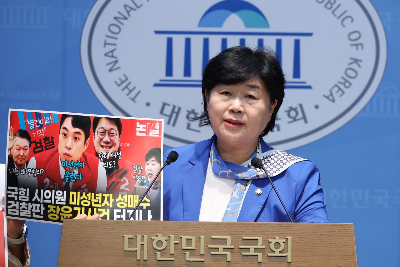 서영교 의원을 비롯한 더불어민주당 의원들이 지난 27일 서울 여의도 국회 소통관에서 아동 성매매 의혹을 받는 최영중 전 청주시의원 구속 수사를 촉구하고 있다. 뉴스1