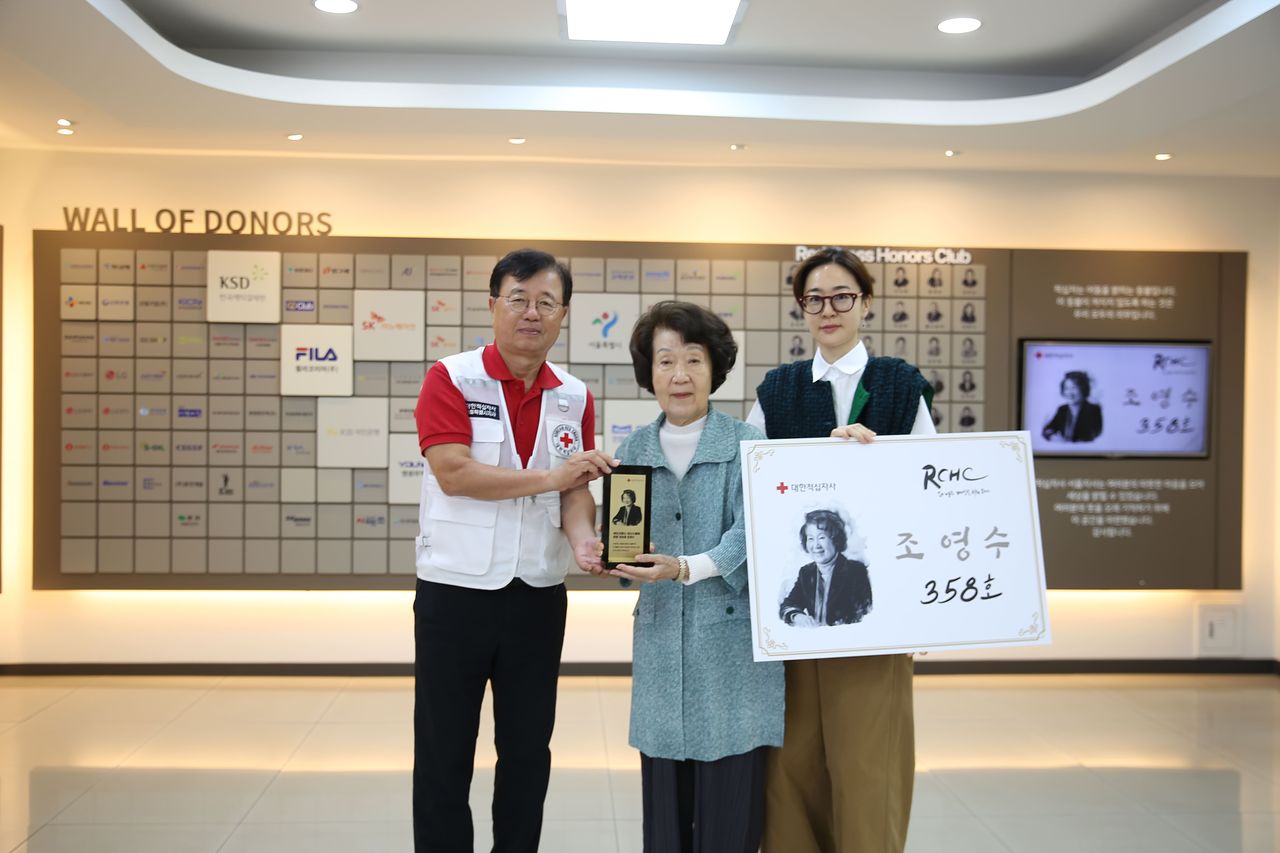 조영수 한세예스24문화재단 명예이사장(가운데)이 대한적십자사에 1억원을 기부하며 고액기부자 모임 ‘레드크로스 아너스클럽’에 가입했다. 사진 한세예스24문화재단