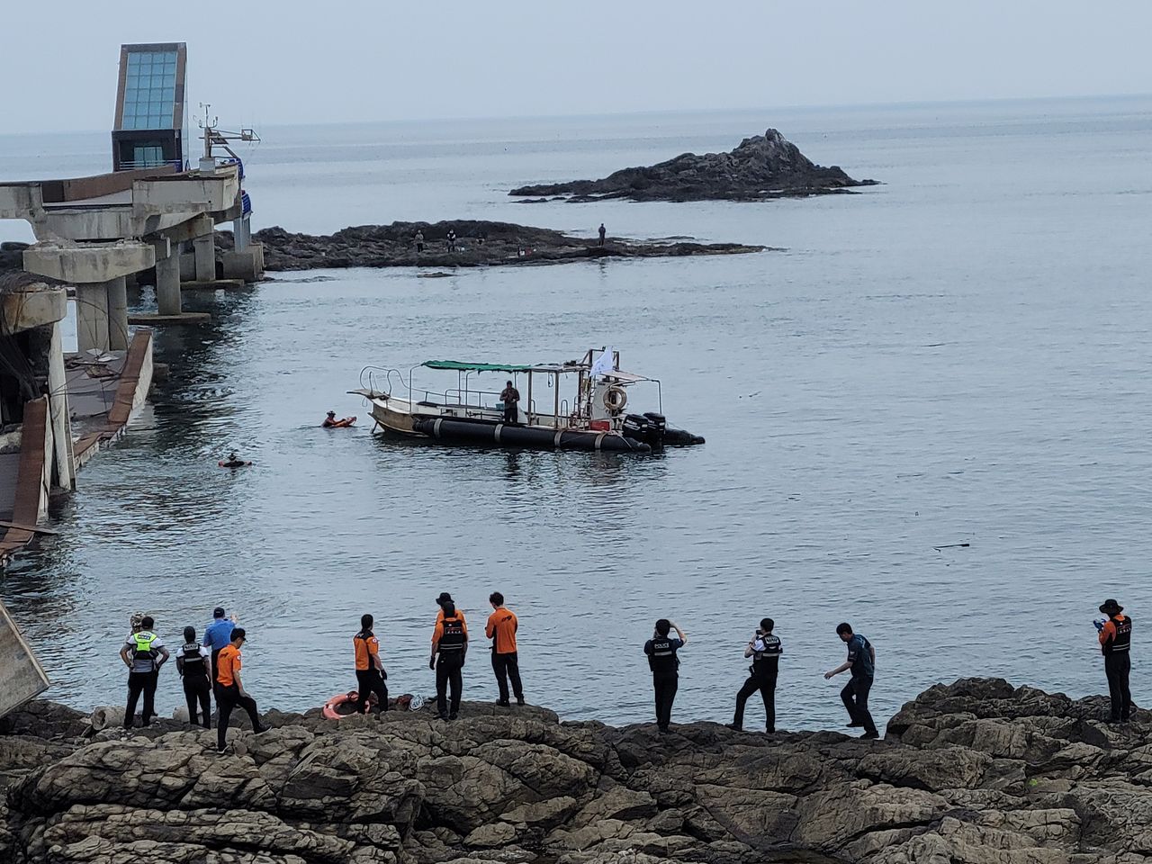 28일 오후 경북 포항시 남구 구룡포읍 보릿돌교가 붕괴하는 사고가 발생해 소방당국이 인명 구조를 하고 있다. 사진 경북소방본부