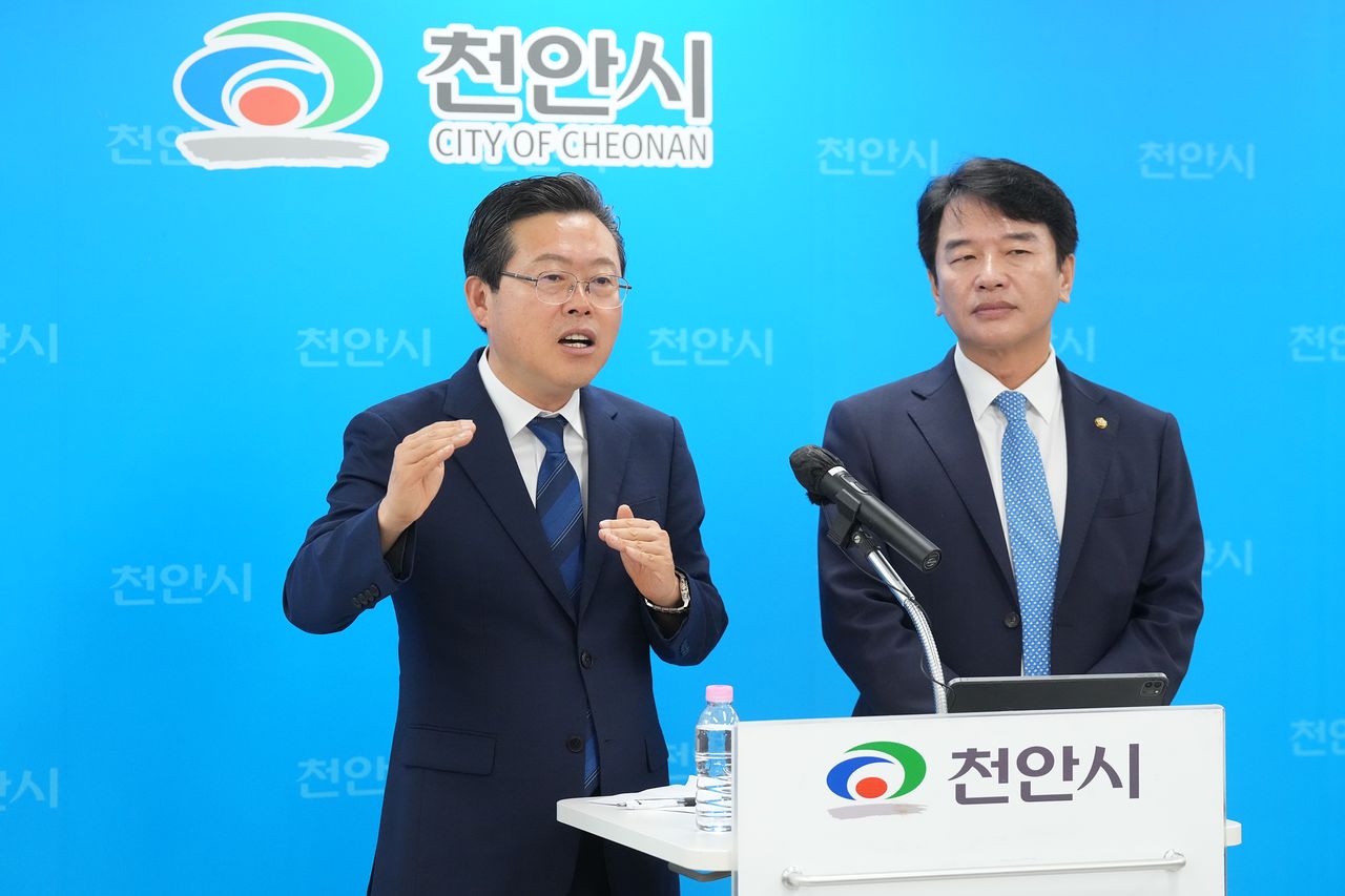 장기수 천안시장(왼쪽)이 ‘AI 특화 시범도시’ 선정 관련 기자회견을 하고 있다. [사진 천안시]