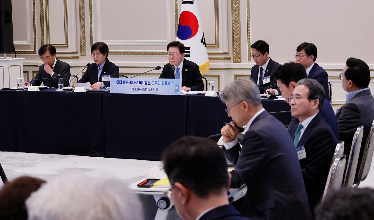 정은경 보건복지부 장관이 22일 청와대에서 열린 지역·필수·공공의료 간담회에서 모두 발언을 하고 있다. 청와대사진기자단
