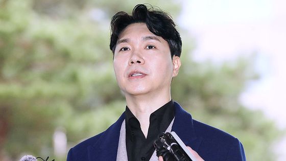 방송인 박수홍이 지난 2023년 3월 15일 서울 마포구 서울서부지방법원에서 특정경제범죄 가중처벌 등에 관한 법률(횡령) 위반 혐의로 기소된 친형 박모씨와 배우자 A씨에 대한 4차 공판에 증인으로 출석하며 취재진의 질문에 답하고 있다. 뉴스1