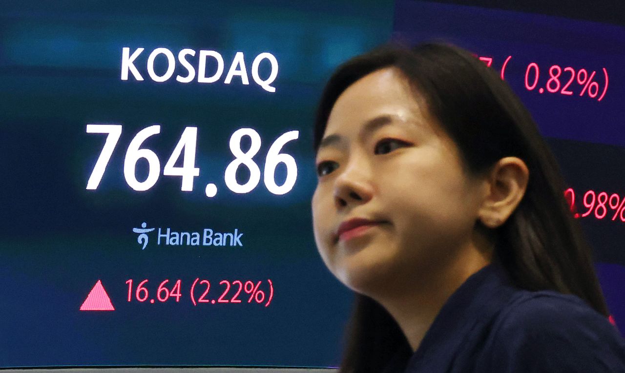 27일 서울 중구 하나은행 딜링룸 전광판. 뉴스1