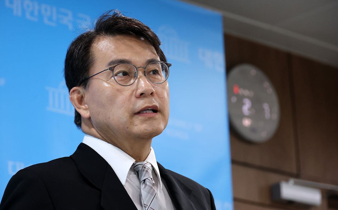 국회 ‘6·3 지방선거 투표용지 부족 사태 국정조사특별위원회’ 위원장인 윤상현 국민의힘 의원이 28일 중앙일보 정치 토크쇼 ‘황현희의 불편한 여의도’에 출연한다. 사진은 지난 26일 현안 관련 브리핑을 하는 윤 의원. 연합뉴스