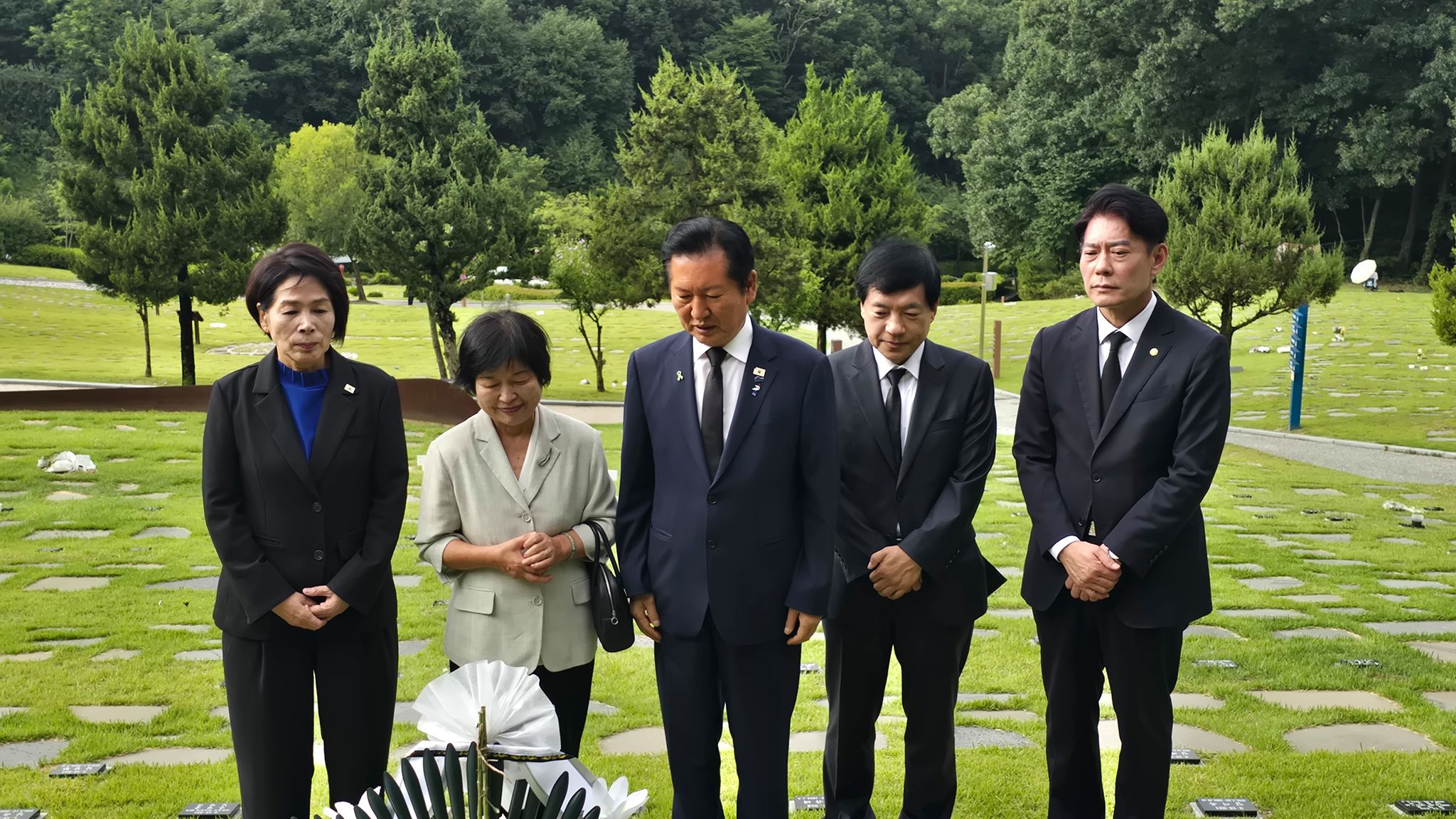 정청래 더불어민주당 당 대표 후보가 28일 오전 세종시 산울동 은하수공원에 안장된 이해찬 전 총리의 묘소를 방문해 참배하고 있다. 왼쪽부터 최민희 의원, 김정옥 여사, 정 후보, 이성윤, 한민수 의원. 뉴스1