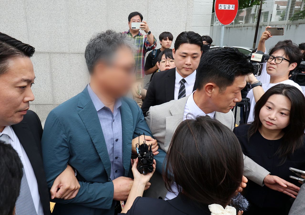  장윤기 사건을 지휘한 전 광주 광산경찰서 형사과장 A 경정이 지난 21일 광주지법에서 구속 전 피의자 심문(영장실질심사)을 마치고 법원을 나서고 있다. 연합뉴스