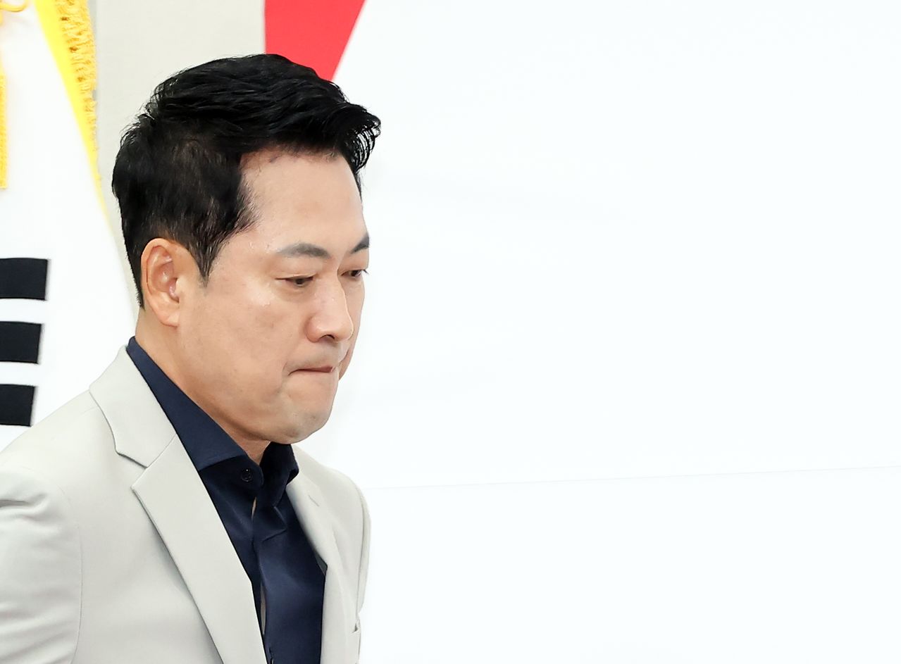 국민의힘 장동혁 대표가 28일 국회에서 열린 '선출직 공직자 평가혁신 TF 임명장 수여식 및 1차 회의'에 입장하고 있다. 연합뉴스
