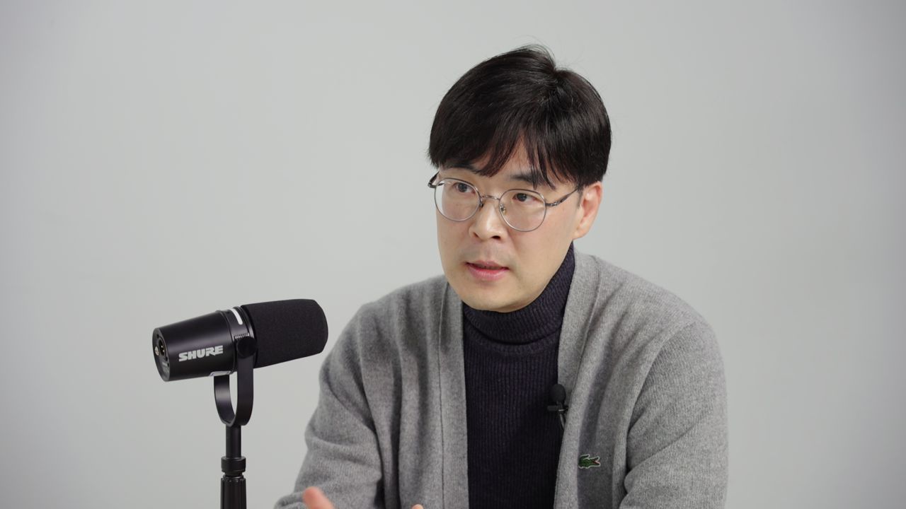 더중앙플러스 '뉴스페어링' 팟캐스트에 출연한 김지훈 작가. 그는 6년 만에 380% 이상의 수익률을 기록하고 지난해 은퇴했다. 현재는 투자 전문 블로그를 운영하며 가족과 은퇴 후 생활을 누리고 있다. 