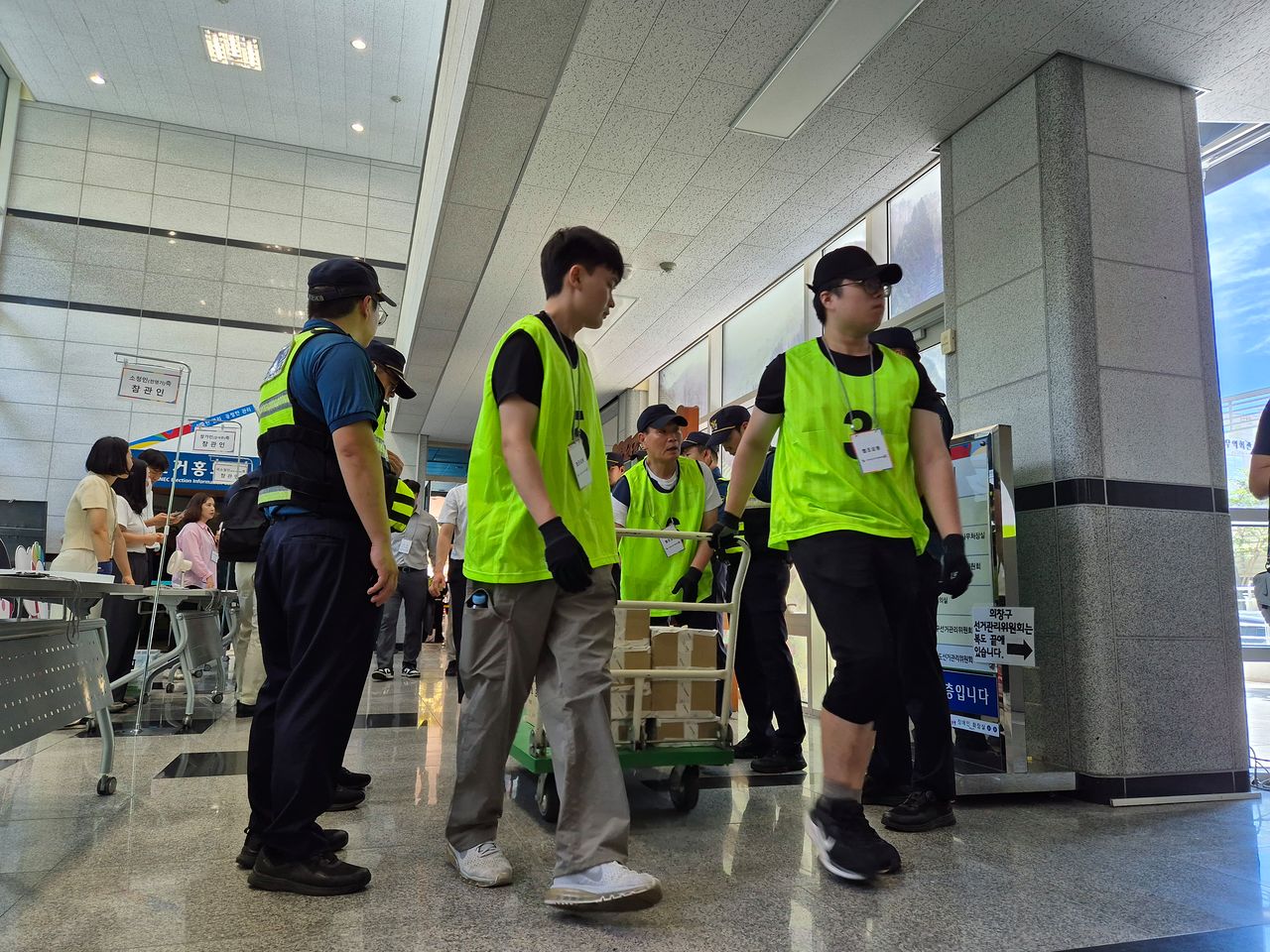27일 오후 경남 창원시 성산구에 있는 경남선거관리위원회 건물에 통영시장 투표지 보관상자가 들어오고 있다. 안대훈 기자