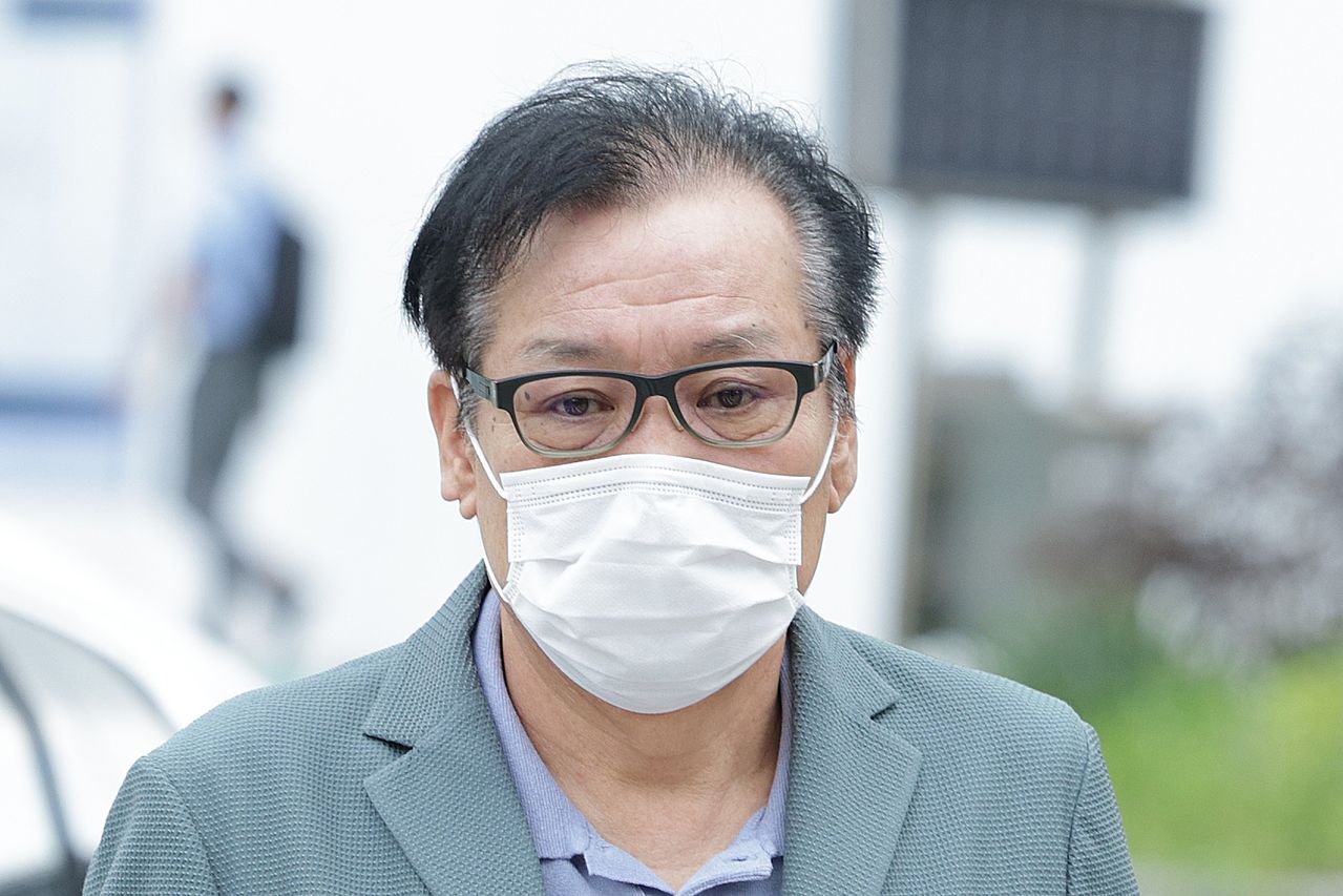 김건희 여사와 친분을 이용해 각종 청탁을 받은 의혹이 제기된 건진법사 전성배 씨가 지난해 8월 21일 서울 종로구에 마련된 민중기 특별검사팀(김건희 특검팀) 사무실로 향하고 있다. 뉴스1
