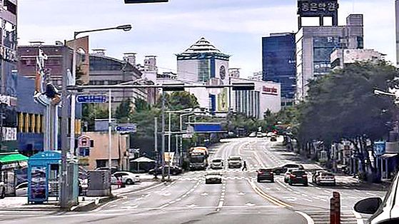 울산 남구의 한 교차로 모습. 현대 관계사가 집단 여름휴가에 들어가면서 평소 차량으로 북적이던 도로가 한산하다. 사진은 2023년 여름 촬영된 것이다. 김윤호 기자