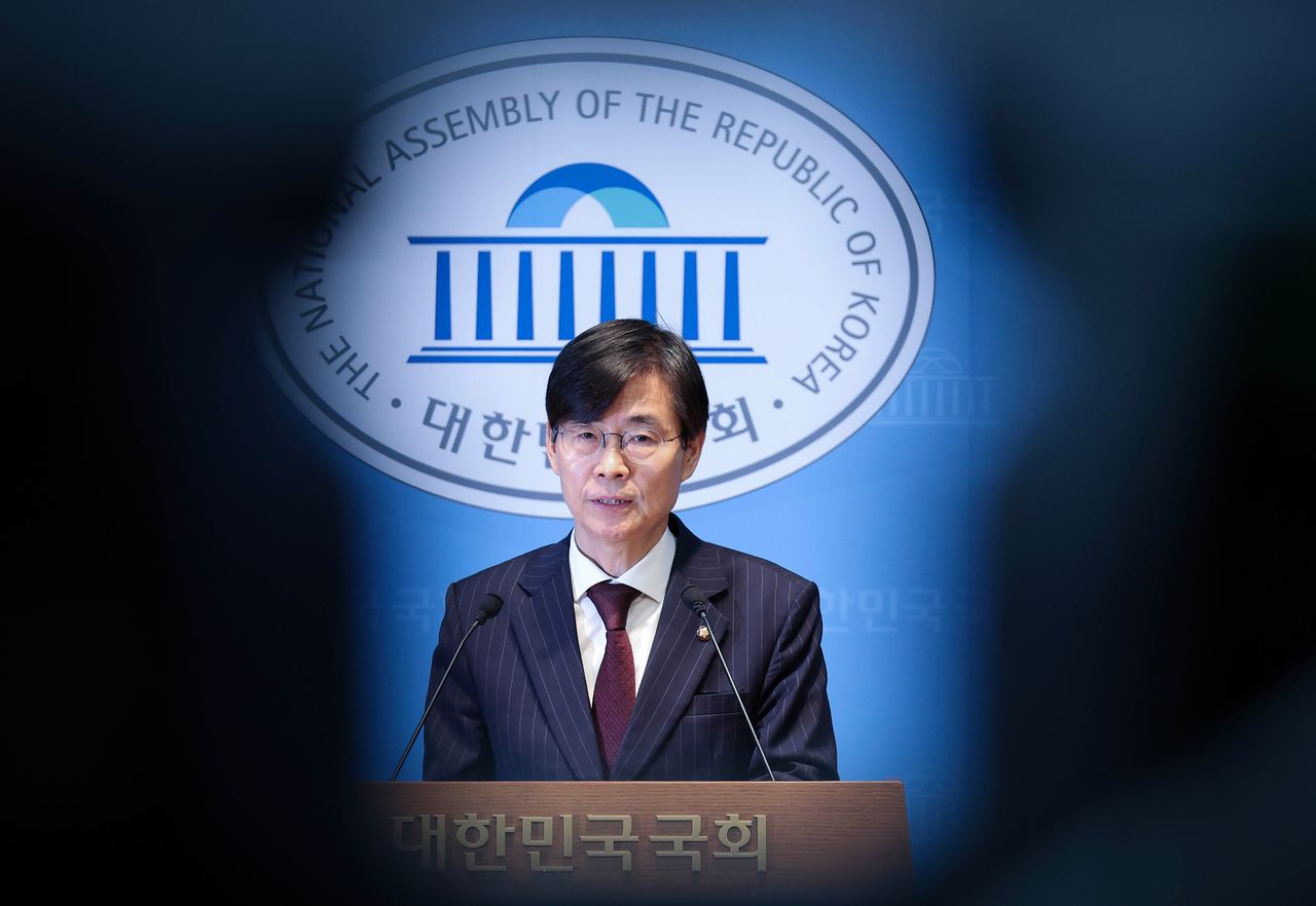 조경태 국민의힘 의원이 28일 국회에서 당 윤리위의 자신에 대한 징계 절차 개시 의결과 관련 기자회견을 하기 위해 소통관으로 들어오고 있다. 임현동 기자