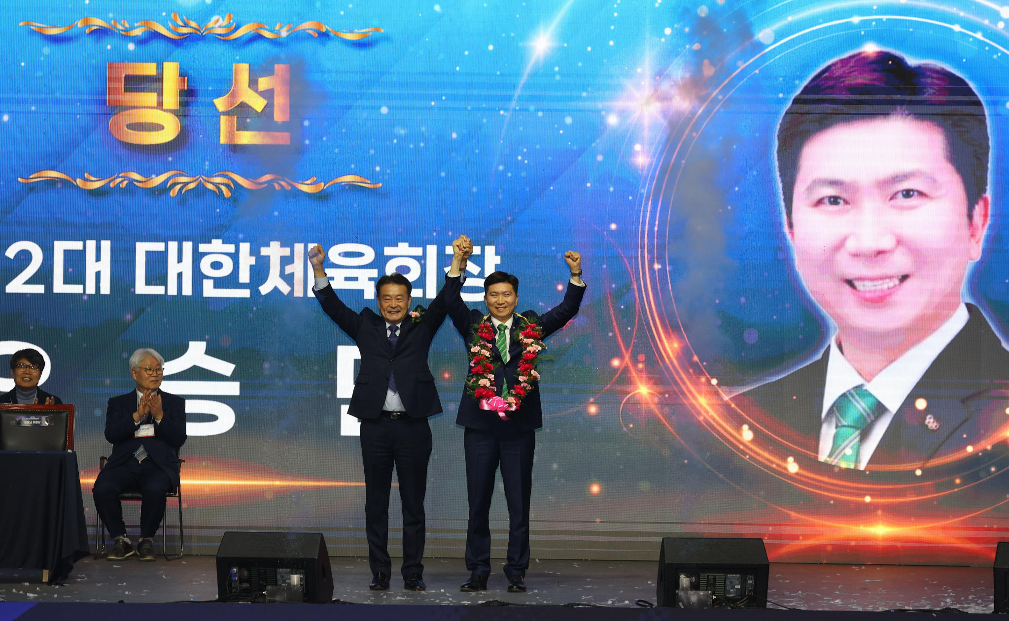 제42대 대한체육회장 선거 직후 당선자 유승민 후보(현 회장, 오른쪽)에게 당선증을 전달한 뒤 기념 촬영하는 김대년 당시 선거운영위원장. 연합뉴스