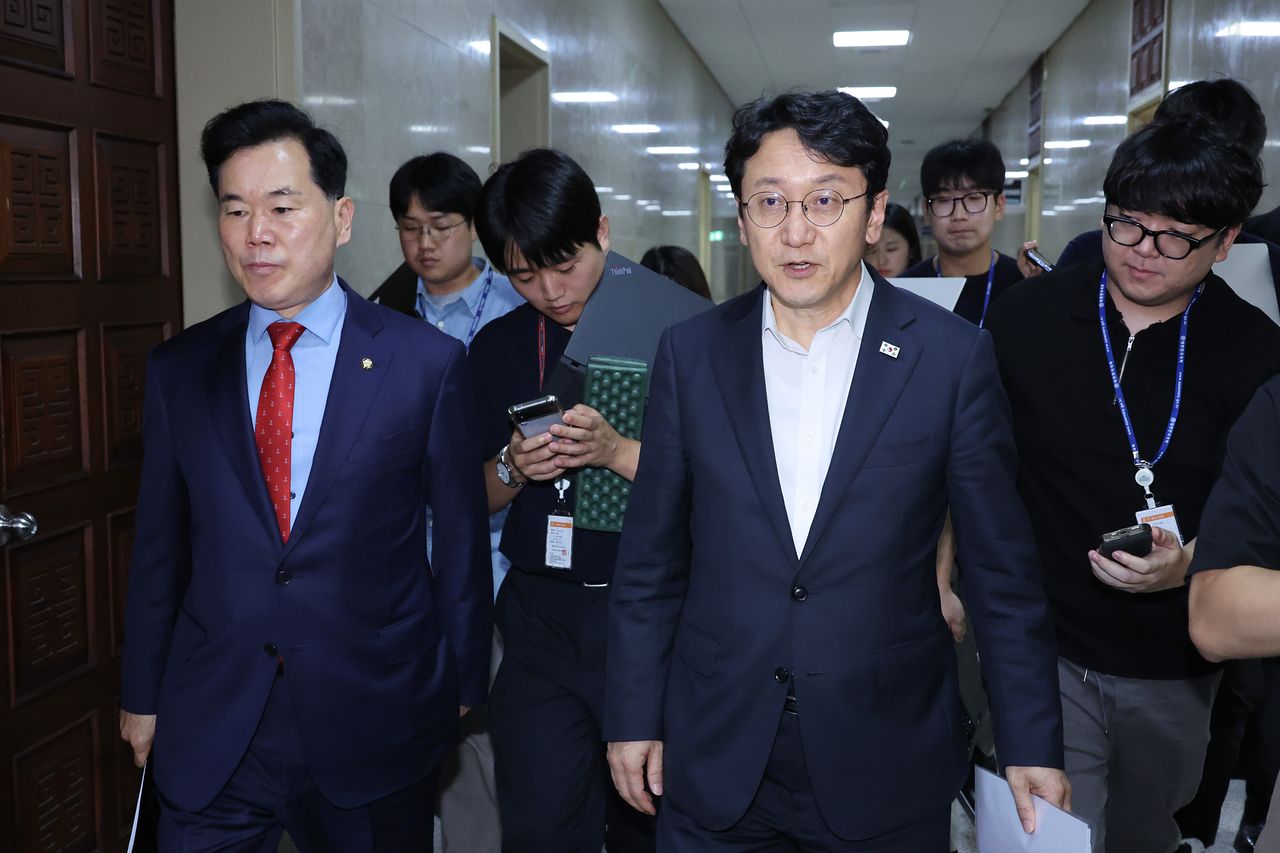 천준호 더불어민주당 원내운영수석부대표와 김승수 국민의힘 원내운영수석부대표가 28일 서울 여의도 국회에서 회동을 마친 후 회동장을 나서고 있다. 뉴스1