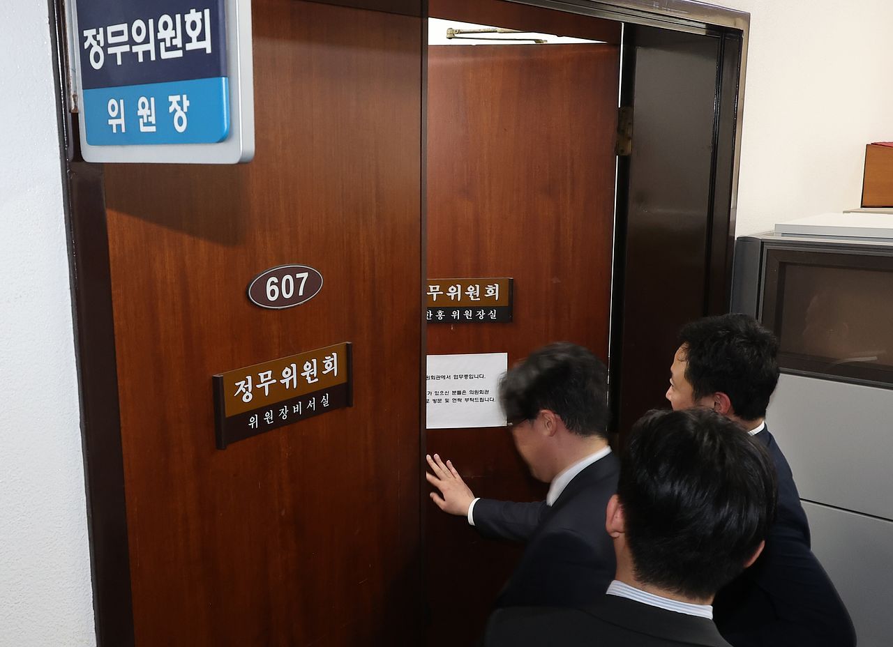 관저이전 의혹과 관련해 수사중인 2차 종합특검팀 관계자들이 지난 3월 26일 압수수색 중인 국회 본청 윤한홍 당시 국회 정무위원장 사무실로 들어가고 있다. 연합뉴스