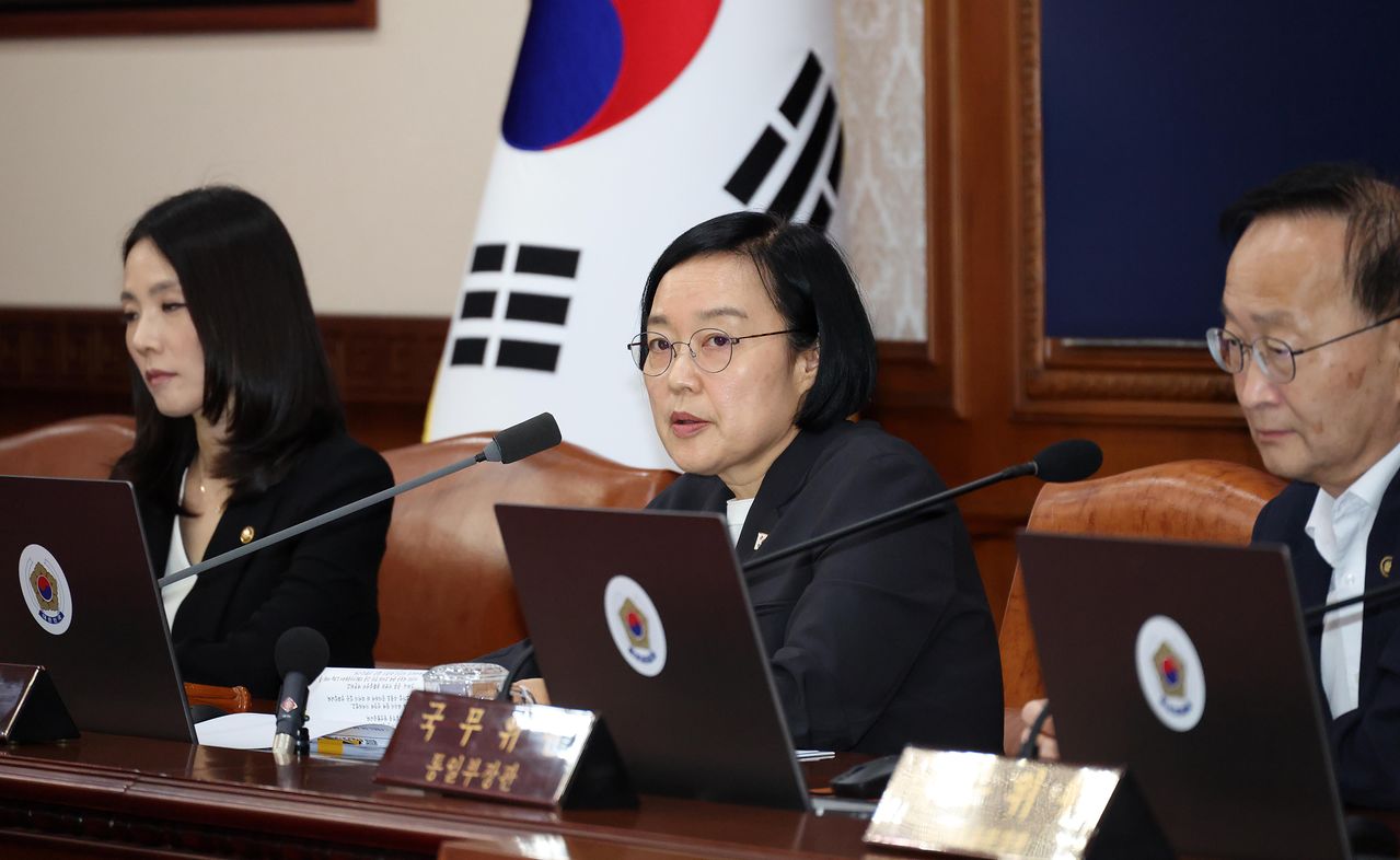 한성숙 국무총리가 28일 서울 종로구 정부서울청사에서 열린 국무회의에서 모두발언을 하고 있다. 뉴스1